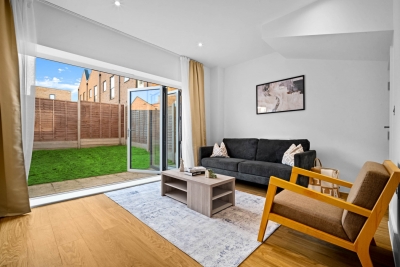 Stylish 4 Bedroom Townhouse - Garden - Balconies - Parking