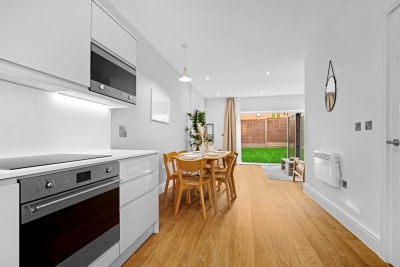 Elegant Four Bedroom Townhouse - Garden - Balconies - Parking
