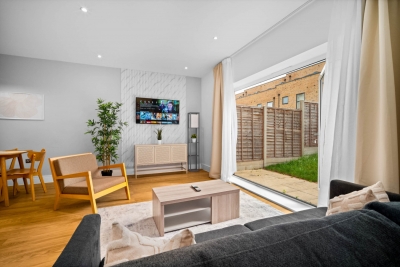 Elegant Four Bedroom Townhouse - Garden - Balconies - Parking