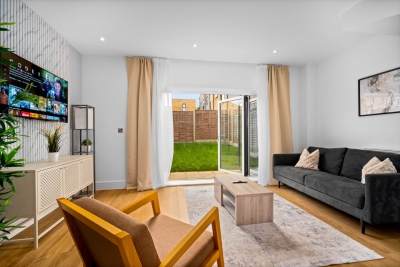 Elegant Four Bedroom Townhouse - Garden - Balconies - Parking
