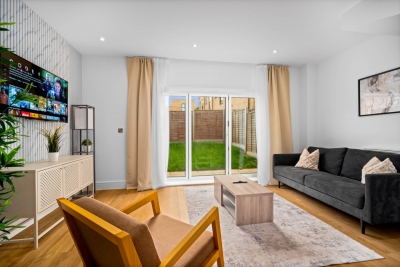 Elegant Four Bedroom Townhouse - Garden - Balconies - Parking