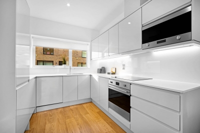 Elegant Four Bedroom Townhouse - Garden - Balconies - Parking