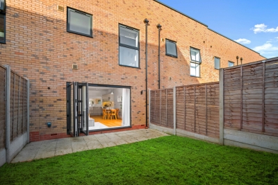 Elegant Four Bedroom Townhouse - Garden - Balconies - Parking