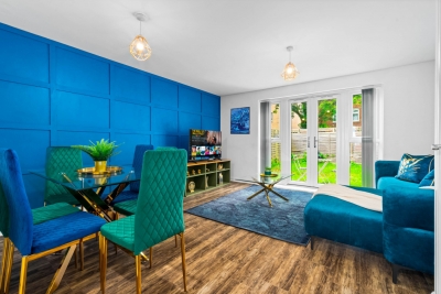 Elegant Three Bedroom House - Parking - Garden