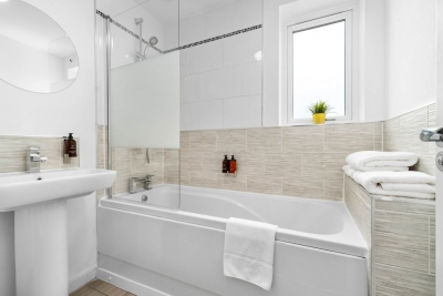 Elegant Three Bedroom House - Parking - Garden