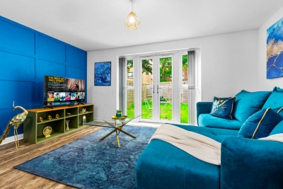 Elegant Three Bedroom House - Parking - Garden