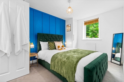Elegant Three Bedroom House - Parking - Garden