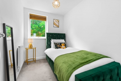 Elegant Three Bedroom House - Parking - Garden