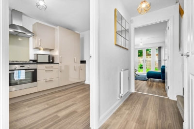 Elegant Three Bedroom House - Parking - Garden