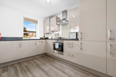 Elegant Three Bedroom House - Parking - Garden