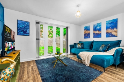 Elegant Three Bedroom House - Parking - Garden