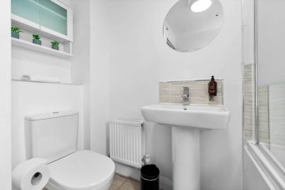 Elegant Three Bedroom House - Parking - Garden