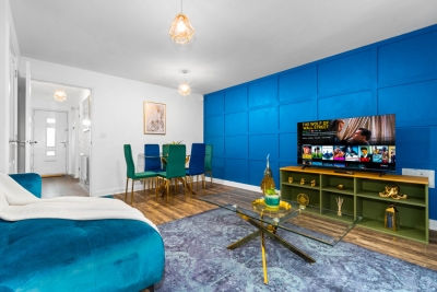 Elegant Three Bedroom House - Parking - Garden