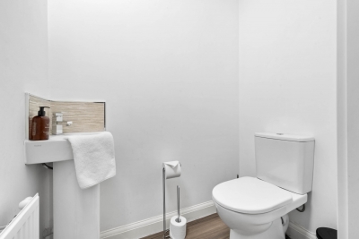 Elegant Three Bedroom House - Parking - Garden