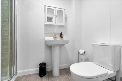 Elegant Three Bedroom House - Parking - Garden