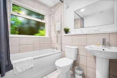 Elegant 2 Bedroom Apartment - Parking - Garden - Netflix