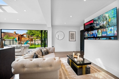 Stylish 3 Bedroom House - Garden - Parking - Outdoor Playground