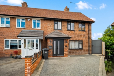 Stylish 3 Bedroom House - Garden - Parking - Outdoor Playground