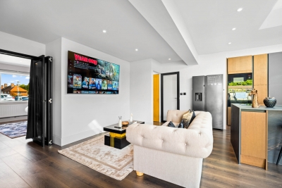 Stylish 3 Bedroom House - Garden - Parking - Outdoor Playground