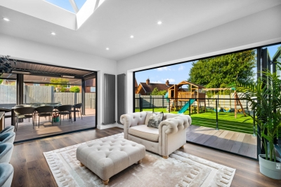 Stylish 3 Bedroom House - Garden - Parking - Outdoor Playground