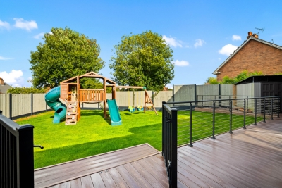 Stylish 3 Bedroom House - Garden - Parking - Outdoor Playground