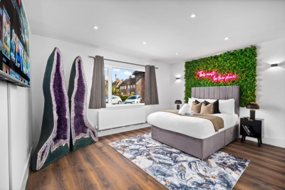 Stylish 3 Bedroom House - Garden - Parking - Outdoor Playground