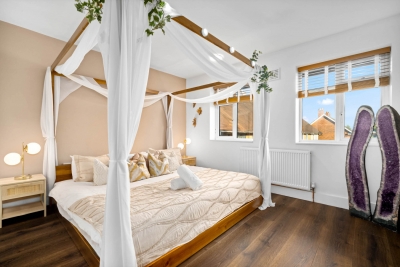 Stylish 3 Bedroom House - Garden - Parking - Outdoor Playground