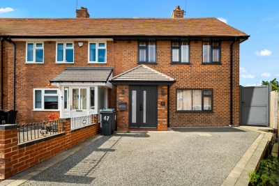 Stylish 3 Bedroom House - Garden - Parking - Outdoor Playground