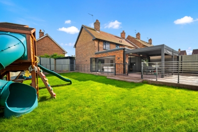 Stylish 3 Bedroom House - Garden - Parking - Outdoor Playground