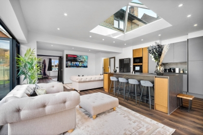 Stylish 3 Bedroom House - Garden - Parking - Outdoor Playground
