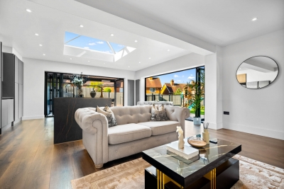 Stylish 3 Bedroom House - Garden - Parking - Outdoor Playground