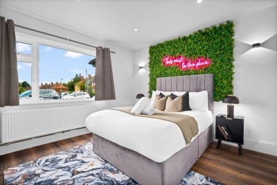 Stylish 3 Bedroom House - Garden - Parking - Outdoor Playground