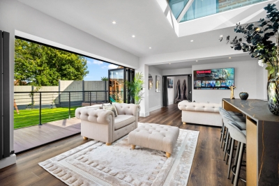 Stylish 3 Bedroom House - Garden - Parking - Outdoor Playground