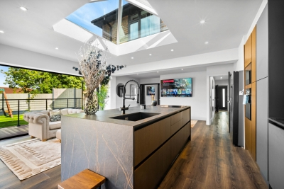Stylish 3 Bedroom House - Garden - Parking - Outdoor Playground