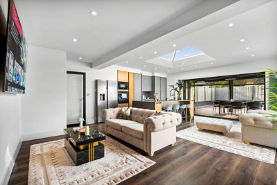 Stylish 3 Bedroom House - Garden - Parking - Outdoor Playground