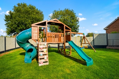 Stylish 3 Bedroom House - Garden - Parking - Outdoor Playground