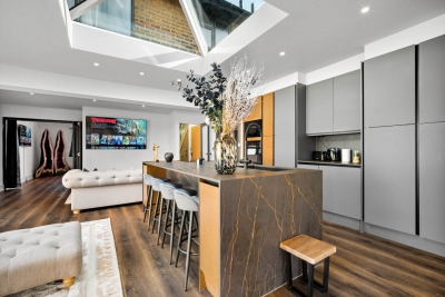Stylish 3 Bedroom House - Garden - Parking - Outdoor Playground