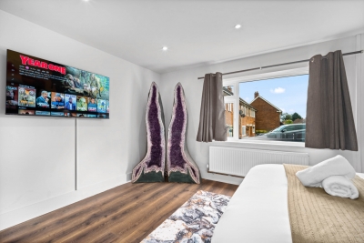 Stylish 3 Bedroom House - Garden - Parking - Outdoor Playground