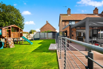 Stylish 3 Bedroom House - Garden - Parking - Outdoor Playground
