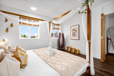 Stylish 3 Bedroom House - Garden - Parking - Outdoor Playground