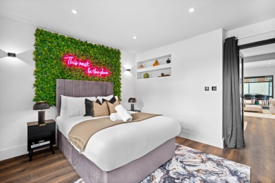 Stylish 3 Bedroom House - Garden - Parking - Outdoor Playground
