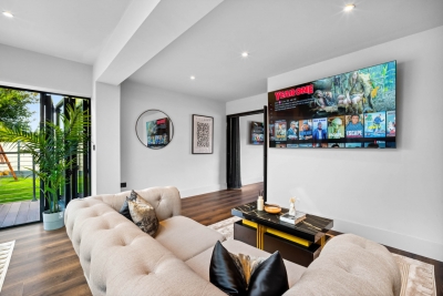 Stylish 3 Bedroom House - Garden - Parking - Outdoor Playground