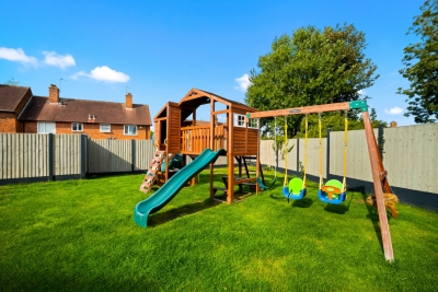 Stylish 3 Bedroom House - Garden - Parking - Outdoor Playground