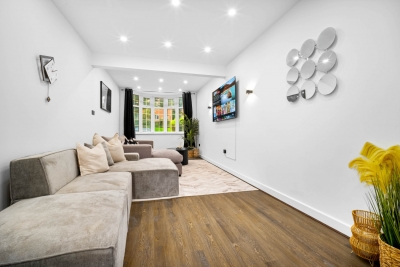 Stylish Four Bedroom House - Garden - Parking