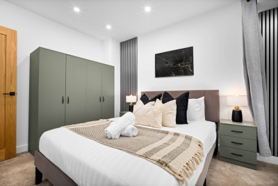 Stylish Four Bedroom House - Garden - Parking