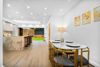 Stylish Four Bedroom House - Garden - Parking