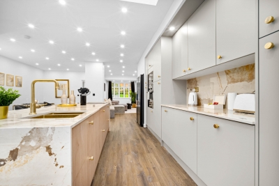 Stylish Four Bedroom House - Garden - Parking