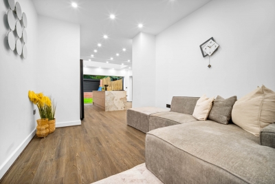 Stylish Four Bedroom House - Garden - Parking