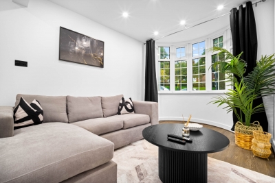 Stylish Four Bedroom House - Garden - Parking