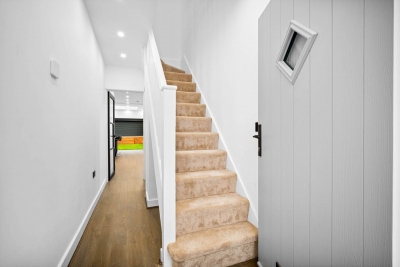 Stylish Four Bedroom House - Garden - Parking